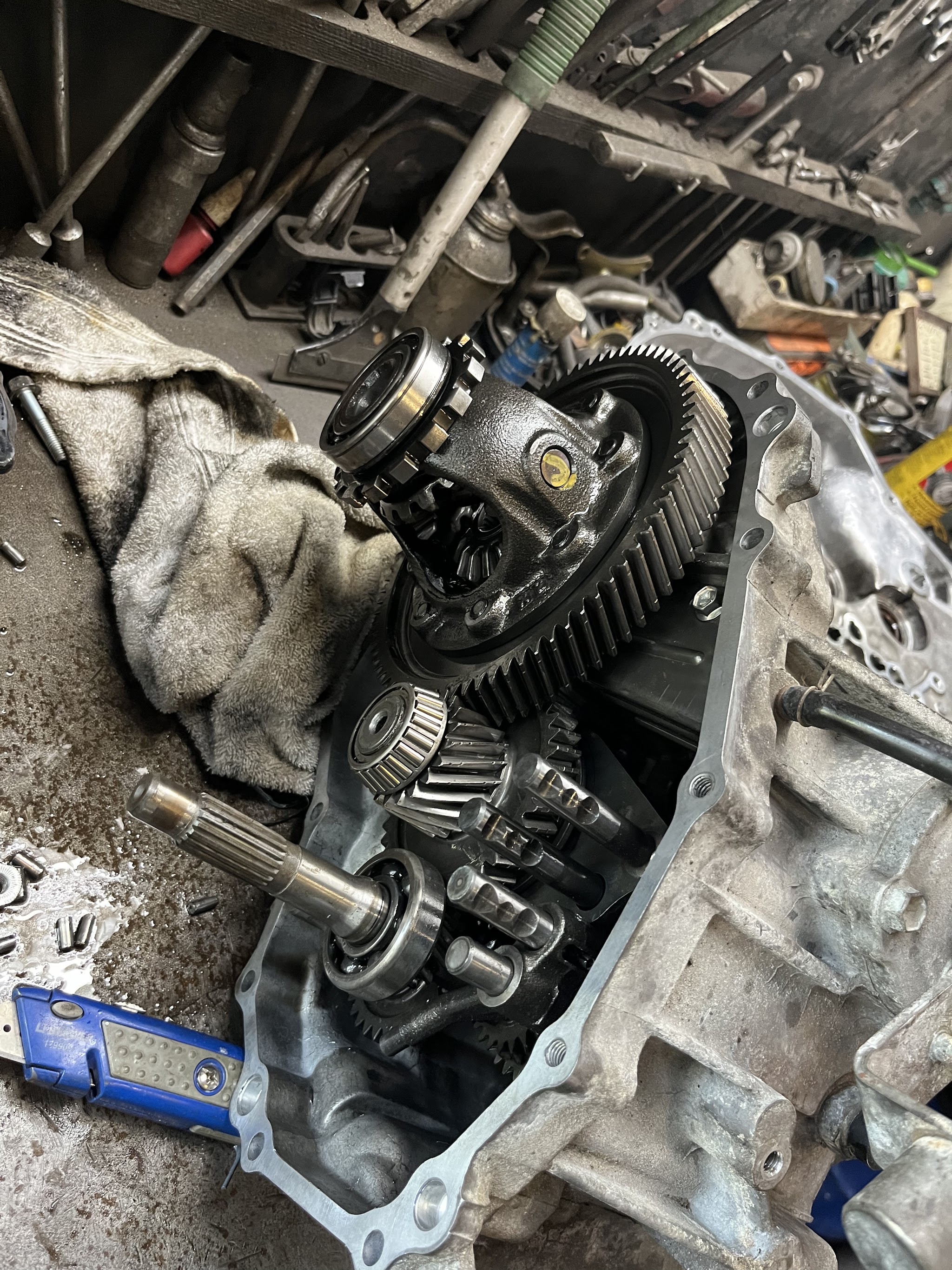 Geopende versnellingsbak met tandwielen en lagers op de werkbank van All Car Service Helmond